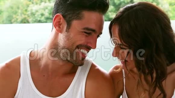 微笑的情侣拥抱视频的预览图