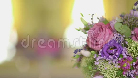 一张用鲜花装饰的结婚晚宴桌视频的预览图