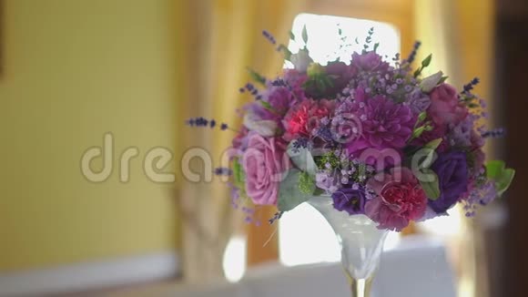 一张用鲜花装饰的结婚晚宴桌视频的预览图