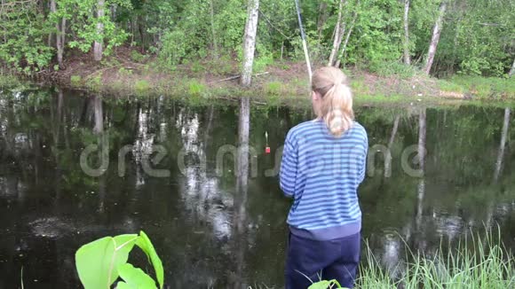 女孩钓鱼视频的预览图