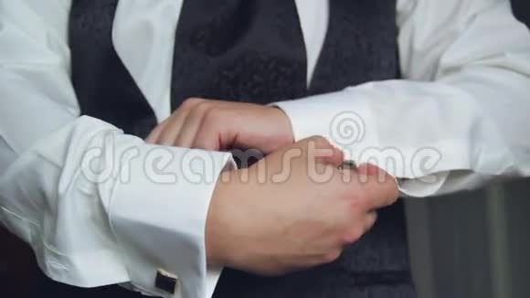 准备婚礼的新郎视频的预览图
