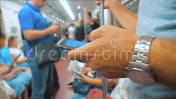 休闲男子从手机智能手机屏幕上阅读同时看导航员在地铁上旅行慢慢慢慢视频的预览图