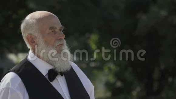 白发苍苍的大胡子老人肖像视频的预览图