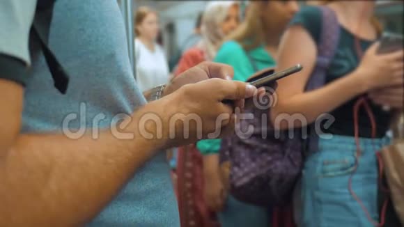 休闲男子从手机智能手机生活方式屏幕上阅读同时看导航员在地铁上旅行视频的预览图