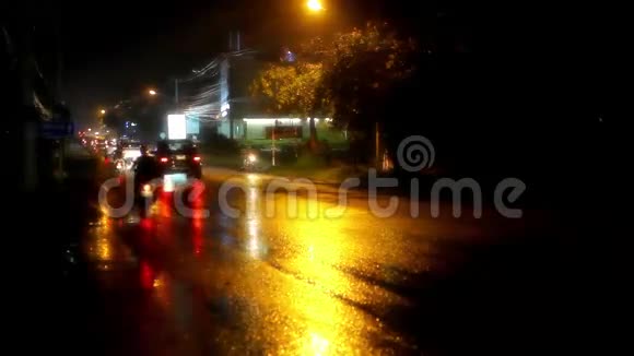 夜间在潮湿的道路上行驶的汽车和摩托车视频的预览图