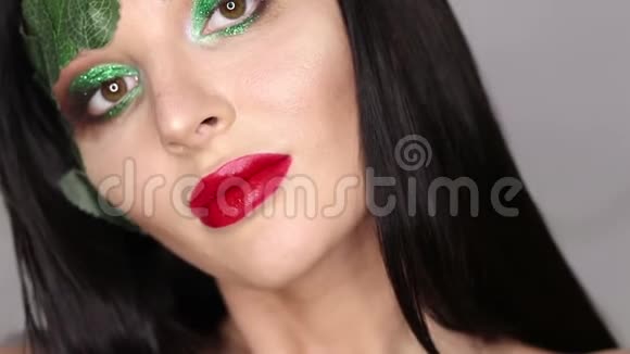 漂亮时尚的女人脸完美的妆容视频的预览图