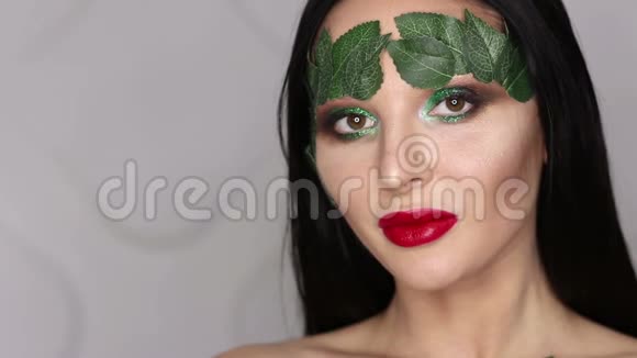 美丽的时尚女人脸完美的化妆视频的预览图