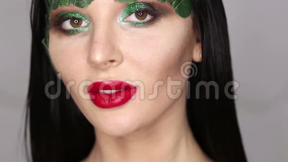 美丽的时尚女人脸完美的化妆视频的预览图
