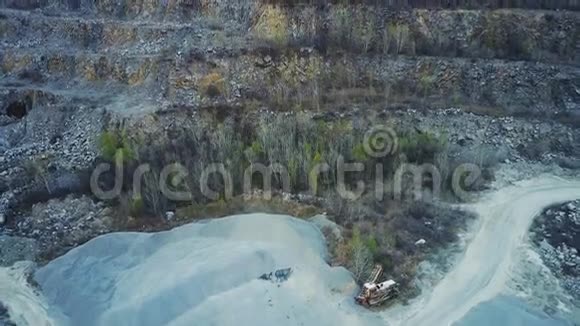 飞过一个采石场视频的预览图