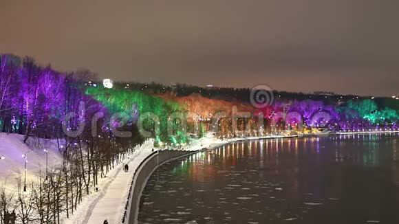 俄罗斯莫斯科的新年节日装饰莫斯科河和麻雀山的沃罗比夫斯卡亚河岸视频的预览图