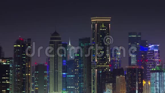 多哈天际线延时视频夜间灯光闪烁卡塔尔市中心中东视频的预览图