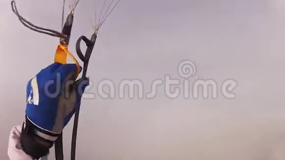 跳伞员跳伞在多云的天空上绿色的田野极限运动身高视频的预览图