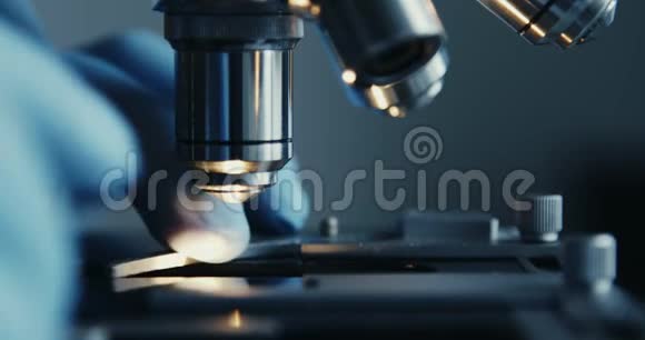 显微镜特写镜头在实验室视频的预览图
