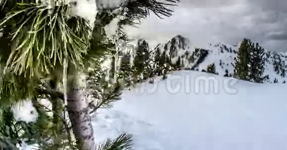 多云冬季运动4K视频的预览图
