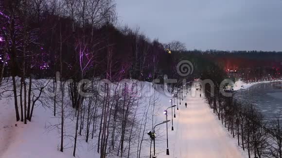俄罗斯莫斯科的新年节日装饰莫斯科河和麻雀山的沃罗比夫斯卡亚河岸视频的预览图
