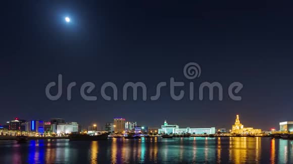 多哈天际线延时视频夜间灯光闪烁卡塔尔市中心中东视频的预览图