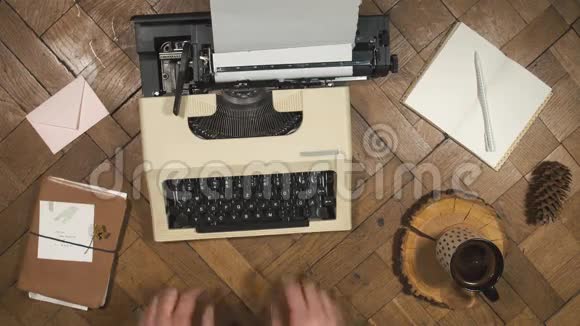 在旧打字机上写字视频的预览图