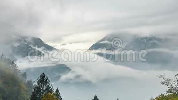 阿尔卑斯山里的云视频的预览图