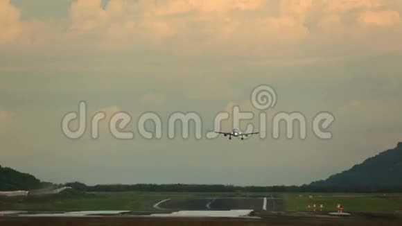 飞机降落视频的预览图