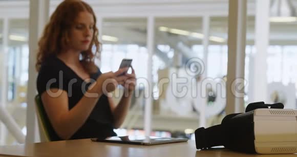 女商人在办公室用手机视频的预览图