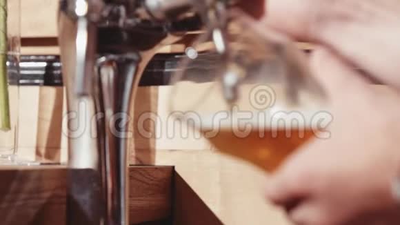 酒保用手清洁玻璃酒保正在酒吧工作视频的预览图