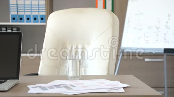 空的现代化办公室桌子上有一台笔记本电脑视频的预览图