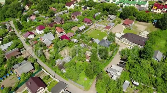 从俄罗斯山顶俯瞰莫斯科附近的村庄视频的预览图