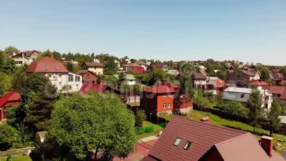 从俄罗斯山顶俯瞰莫斯科附近的村庄视频的预览图