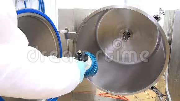 生产中清洗洗色拉搅拌机视频的预览图
