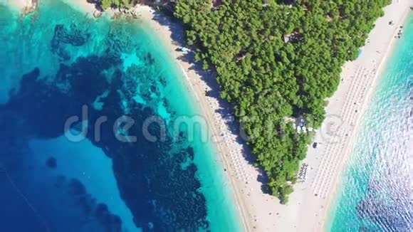 飞越克罗地亚Brac岛上沙质海滩的Zlatni鼠视频的预览图