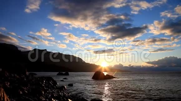 日出时的海岸线视频的预览图