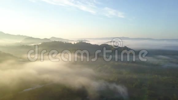 空中观景日出时用美丽的云彩和天空飞越高山和树木视频的预览图