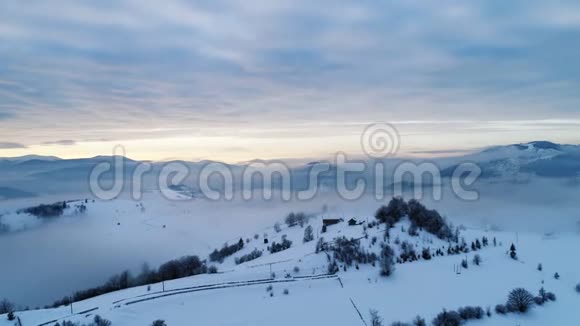 雾蒙蒙的日落冬山鸟瞰视频的预览图