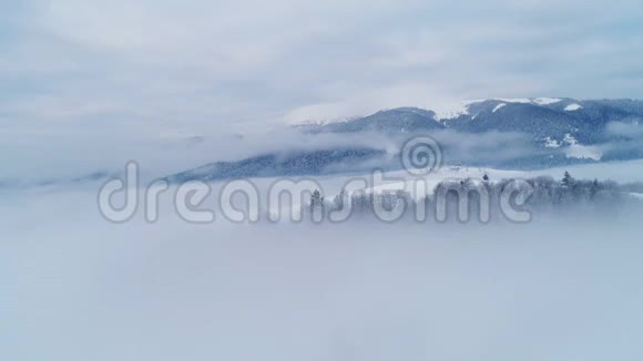 雾蒙蒙的日落冬山鸟瞰视频的预览图