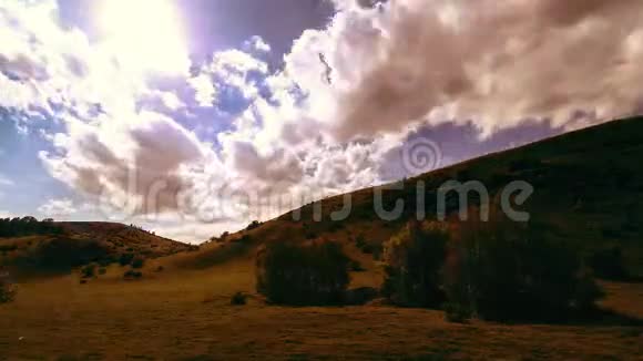 夏季4KUHD山草甸时间云树绿草和太阳光的运动视频的预览图