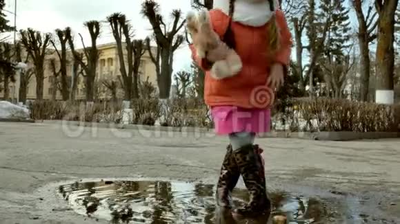 雨后小女孩在水坑上跳视频的预览图