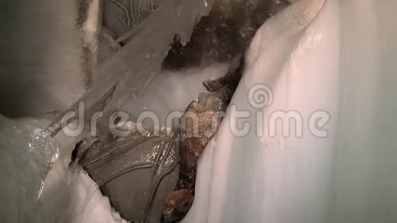冰洞中的冰钟乳和石笋视频的预览图