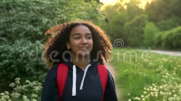 混血儿非裔美国少女女青年徒步旅行视频的预览图