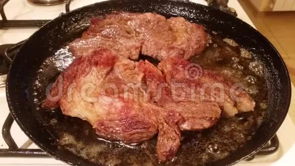 牛肉牛排放在煎锅里视频的预览图