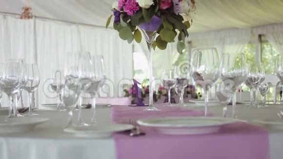 装饰设计圆桌紫色紫丁香条纹在中间视频的预览图