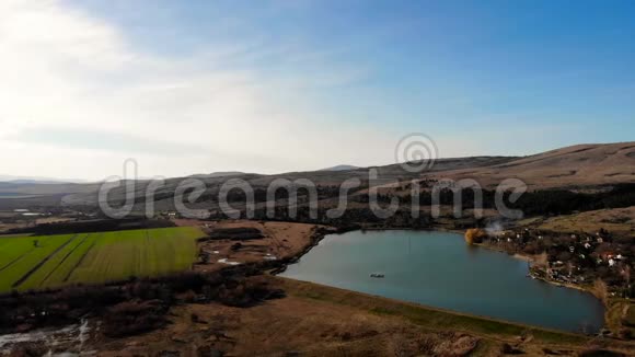 保加利亚美丽湖泊的鸟瞰图视频的预览图