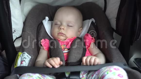 小女孩睡在儿童车座位上视频的预览图