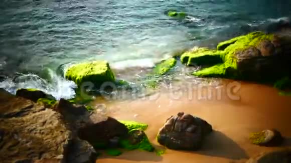 有波浪和岩石的海洋海岸视频的预览图