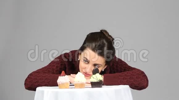 有甜蛋糕的女人视频的预览图