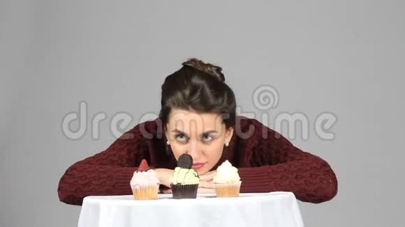 有甜蛋糕的女人视频的预览图