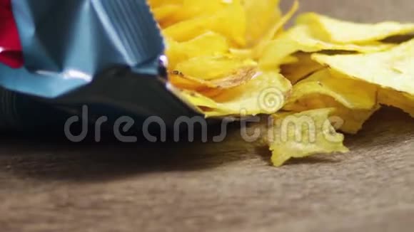 马铃薯薯片包装旋转视频的预览图