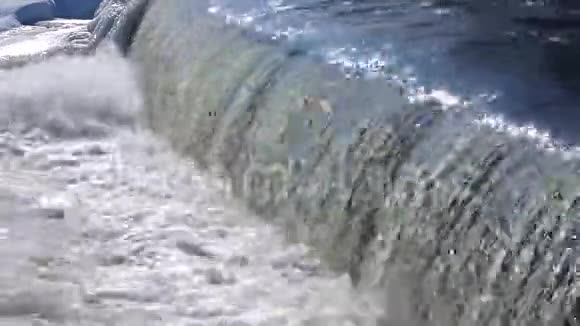 瀑布山溪涧河流流水视频的预览图