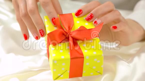 漂亮的手拿着礼品盒视频的预览图