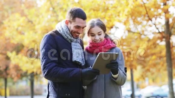 秋天公园的平板电脑微笑情侣视频的预览图