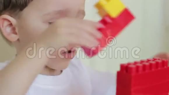 小男孩在桌子上玩彩色积木视频的预览图